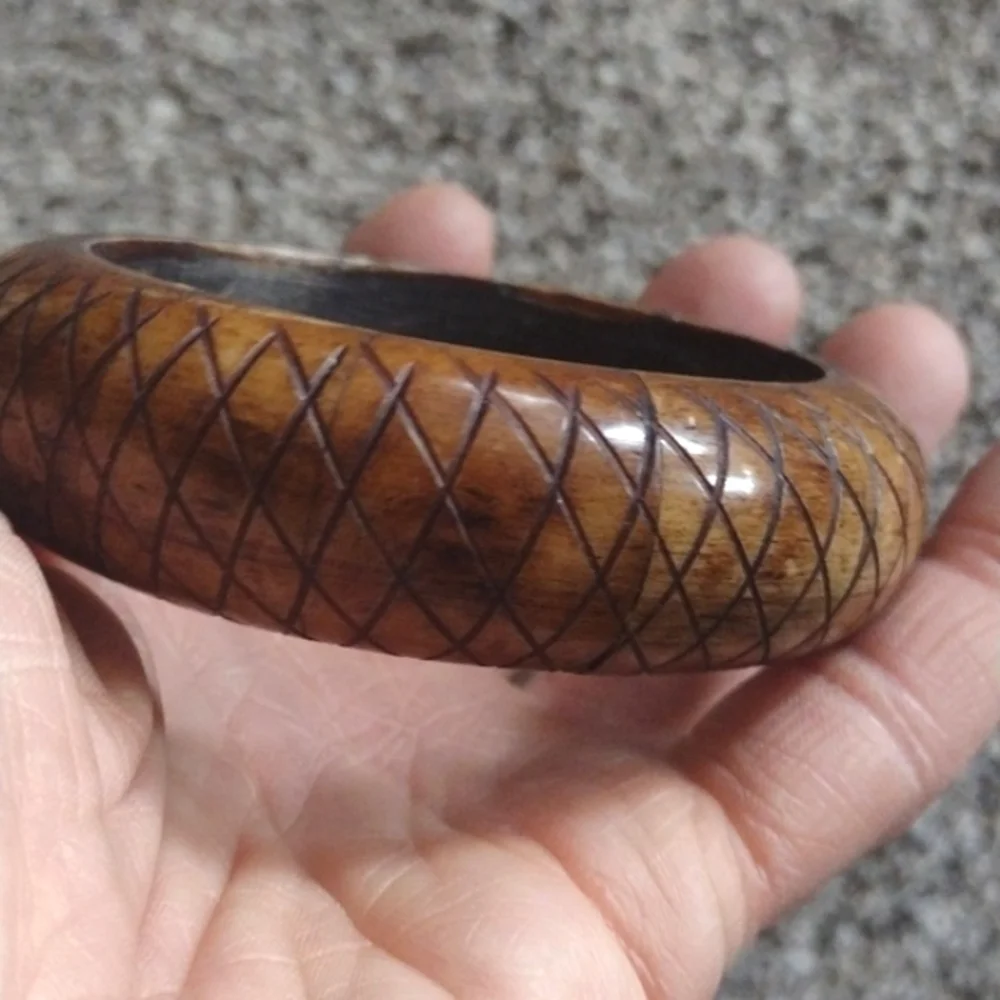 VINTAGE AUTHENTIC SHADES OF BROWN CARVED WOODEN BONE BANGLE 7.5